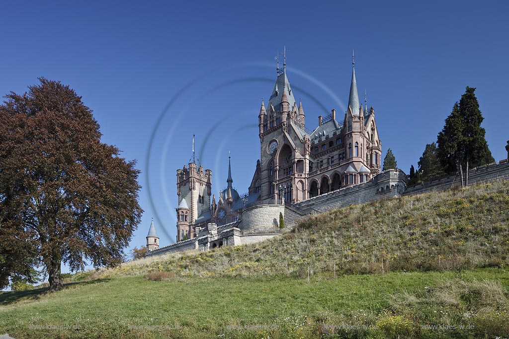 Koenigswinter, Schloss Drachenburg im Herbst, Nahansicht vom Parkgelaende, Rheinseite, Suedwestseite; Koenigswinter castle Drachenburg in autumn, Rhinefront, Southwestfront.