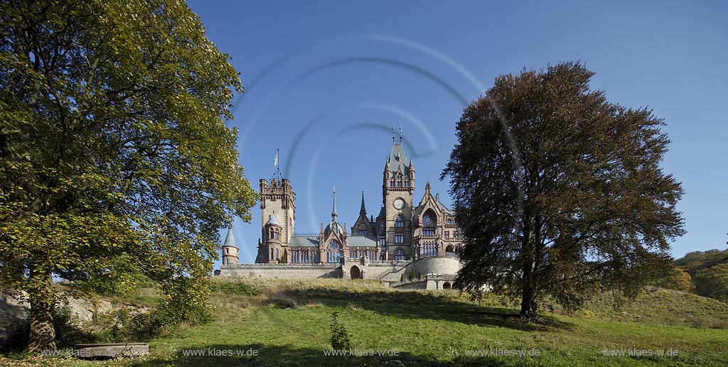 Koenigswinter, Schloss Drachenburg im Herbst, Nahansicht vom Parkgelaende, Rheinseite, Suedwestseite; Koenigswinter castle Drachenburg in autumn, Rhinefront, Southwestfront.
