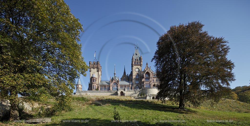 Koenigswinter, Schloss Drachenburg im Herbst, Nahansicht vom Parkgelaende, Rheinseite, Suedwestseite; Koenigswinter castle Drachenburg in autumn, Rhinefront, Southwestfront.