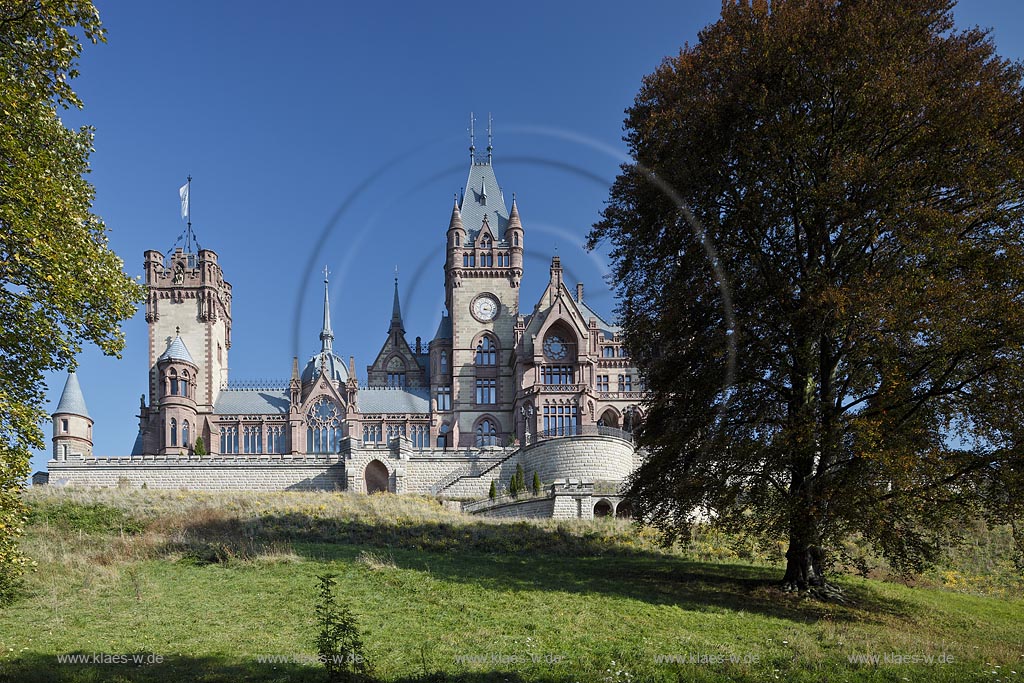 Koenigswinter, Schloss Drachenburg im Herbst, Nahansicht vom Parkgelaende, Rheinseite, Suedwestseite; Koenigswinter castle Drachenburg in autumn, Rhinefront, Southwestfront.