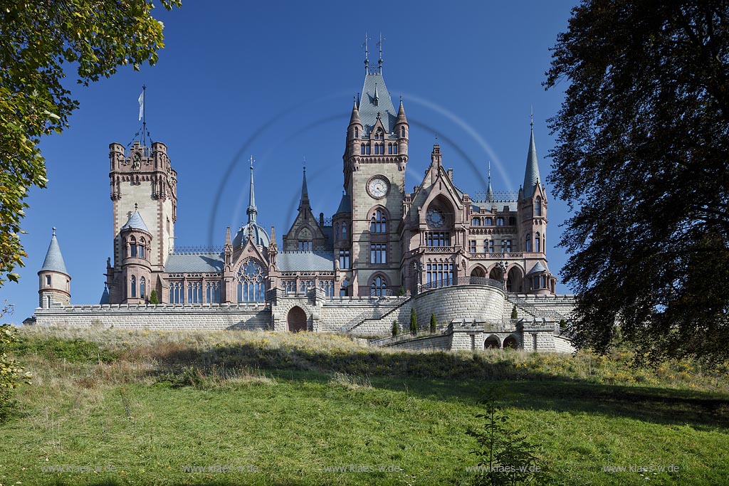 Koenigswinter, Schloss Drachenburg im Herbst, Nahansicht vom Parkgelaende, Rheinseite, Suedwestseite; Koenigswinter castle Drachenburg in autumn, Rhinefront, Southwestfront.