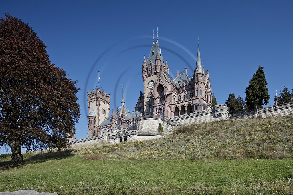 Koenigswinter, Schloss Drachenburg im Herbst, Nahansicht vom Parkgelaende, Rheinseite, Suedwestseite; Koenigswinter castle Drachenburg in autumn, Rhinefront, Southwestfront.