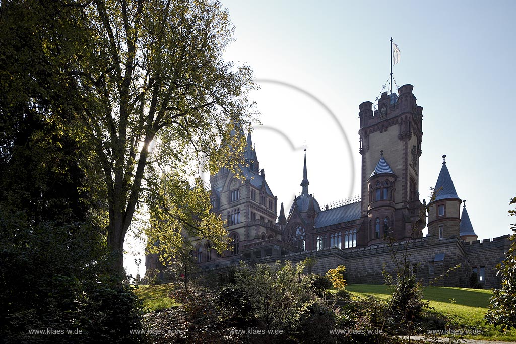 Koenigswinter, Schloss Drachenburg, herbstliche Stimmung im Gegenlicht, Blick zur Nordostseite mit Park im Vordergrund; Koenigswinter, backlit photo with castle Drachenburg in autum park landscape, north east front.