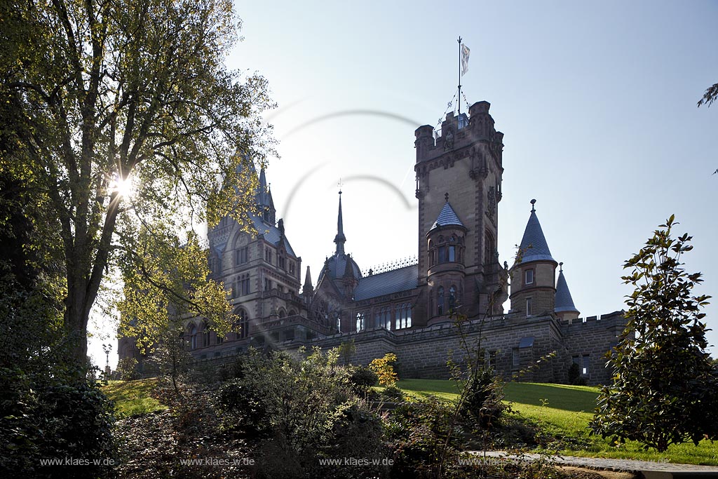 Koenigswinter, Schloss Drachenburg, herbstliche Stimmung im Gegenlicht, Blick zur Nordostseite mit Park im Vordergrund; Koenigswinter, backlit photo with castle Drachenburg in autum park landscape, north east front.