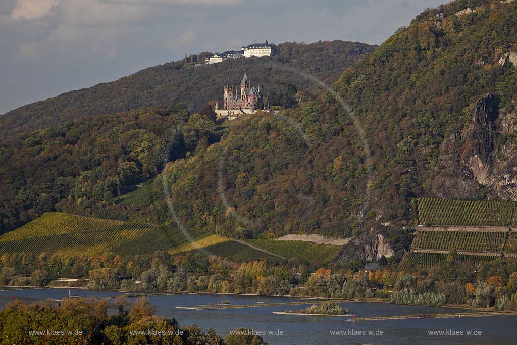 Siebengebirge, Blick von Remagen-Rolandswerth an der ehemaligen Burg Rolandseck ueber den Rhein zum Siebengebirge mit Petersberg und Schloss Drachenburg in Koenigswinter im Herbst; Siebengebirge view over Rhine river onto Siebengebirge with Petersberg and castle Drachenburg.