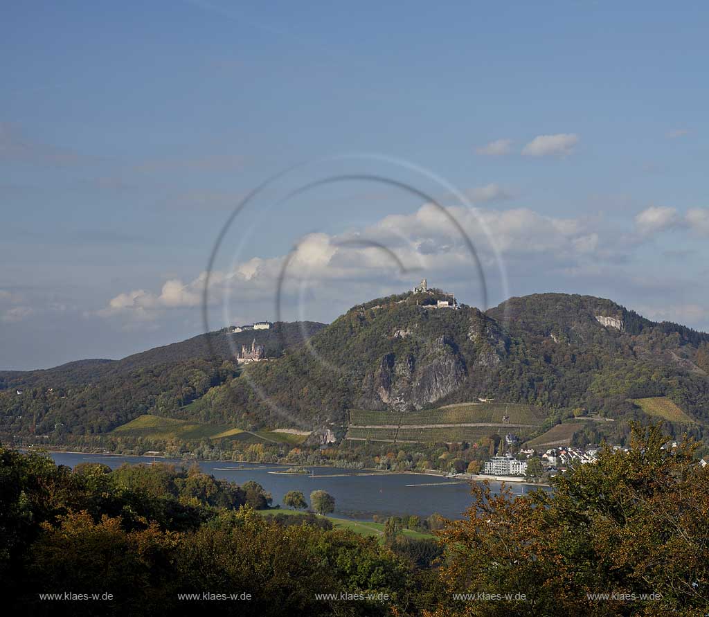 Siebengebirge, Blick von Remagen-Rolandswerth an der ehemaligen Burg Rolandseck ueber den Rhein zum Siebengebirge mit Petersberg, Schloss Drachenburg und Drachenfels in Koenigswinter im Herbst mit stimmungsvolen Wolken; Siebengebirge view over Rhine river onto Siebengebirge with Petersberg, castle Drachenburg, Drachenfels in Koenigswinter