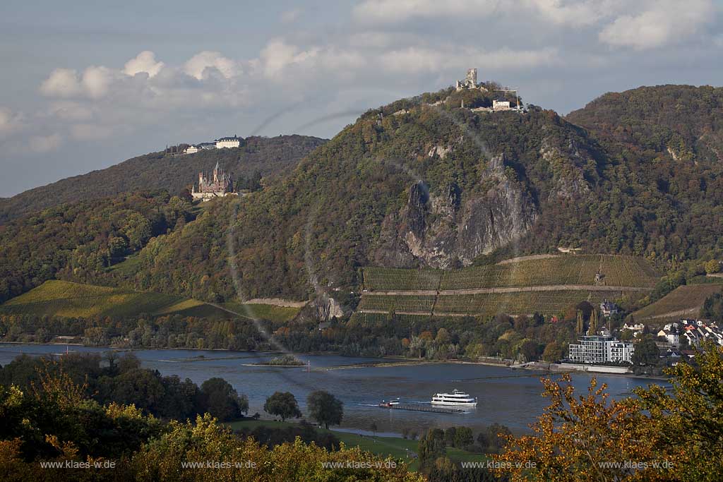 Siebengebirge, Blick von Remagen-Rolandswerth an der ehemaligen Burg Rolandseck ueber den Rhein zum Siebengebirge mit Petersberg, Schloss Drachenburg und Drachenfels in Koenigswinter im Herbst mit stimmungsvolen Wolken; Siebengebirge view over Rhine river onto Siebengebirge with Petersberg, castle Drachenburg, Drachenfels in Koenigswinter