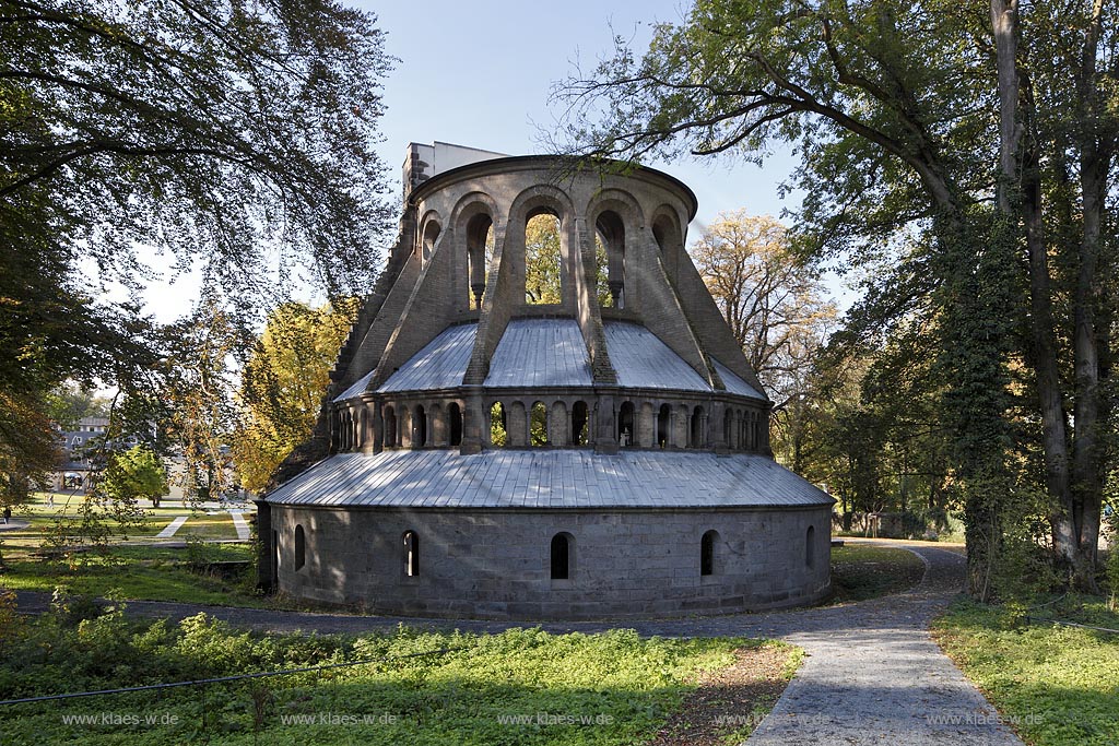 Koenigswinter, die Klosterruine Heisterbach ist eine ehemalige Zisterzienserabtei im Siebengebirge. Sie liegt im Heisterbachtal zwischen Oberdollendorf und Heisterbacherrott im Stadtgebiet von Koenigswinter, Aussenansicht auf die Chorruine; Koenigswinter, exterior view onto the choir of cloister ruin abbey Heisterbach.