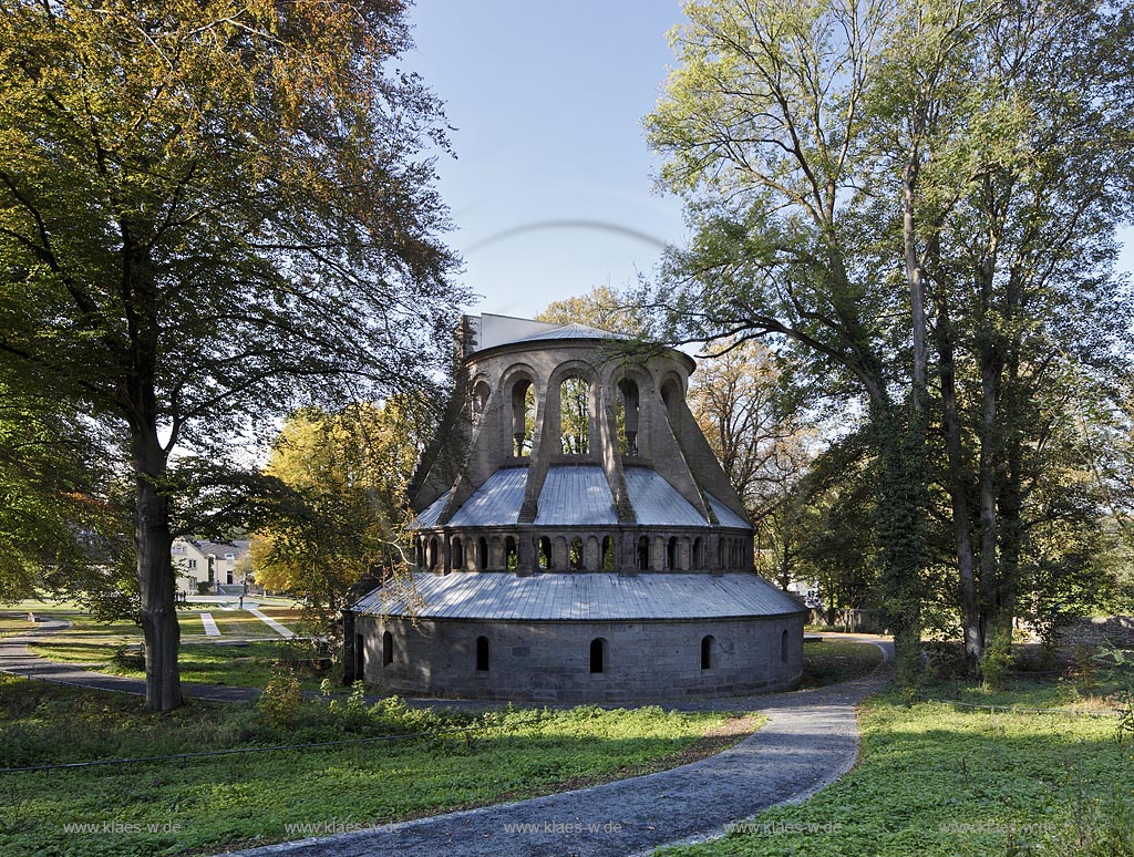 Koenigswinter, die Klosterruine Heisterbach ist eine ehemalige Zisterzienserabtei im Siebengebirge. Sie liegt im Heisterbachtal zwischen Oberdollendorf und Heisterbacherrott im Stadtgebiet von Koenigswinter, Aussenansicht auf die Chorruine; Koenigswinter, exterior view onto the choir of cloister ruin abbey Heisterbach.