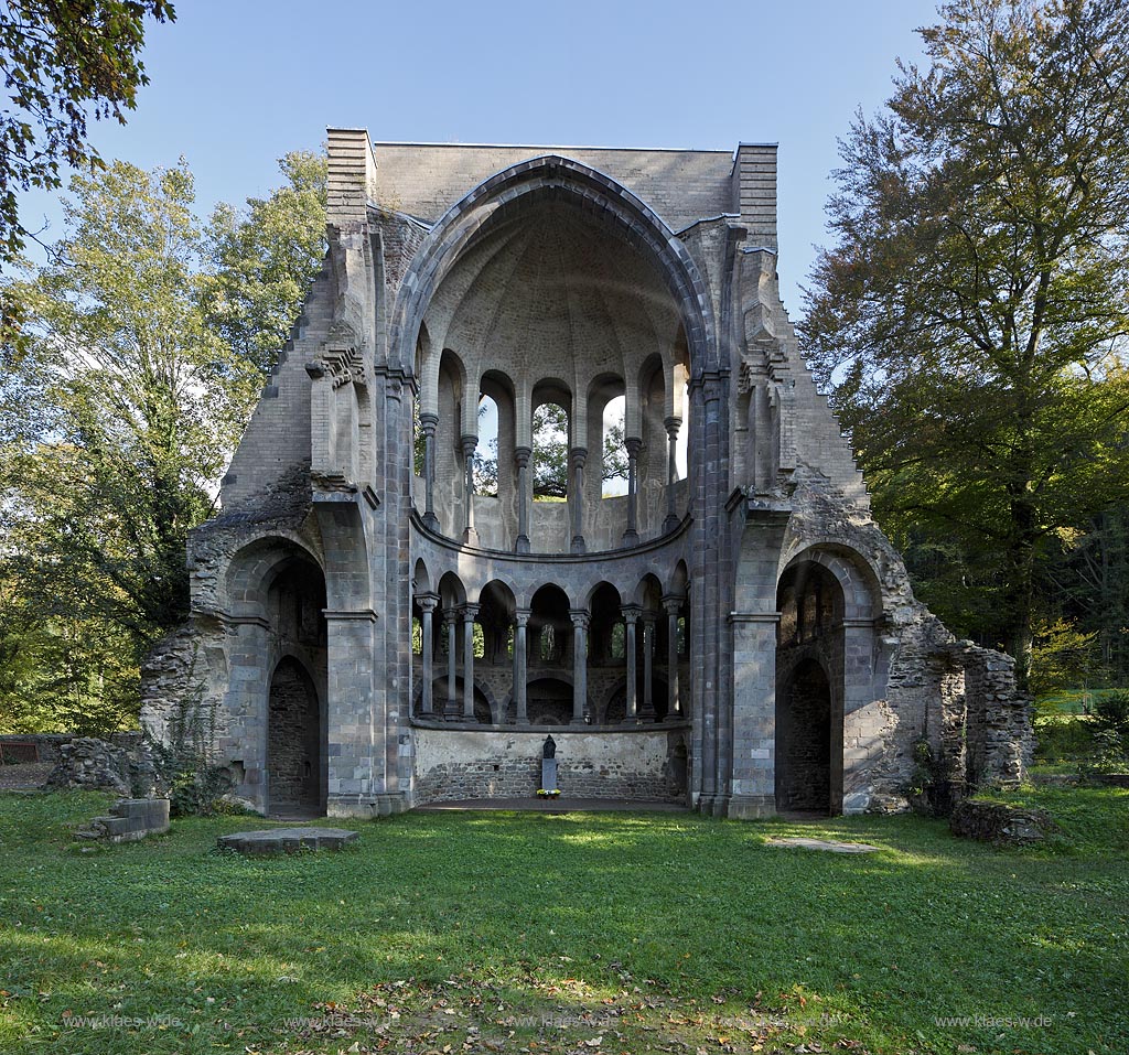 Koenigswinter, die Klosterruine Heisterbach ist eine ehemalige Zisterzienserabtei im Siebengebirge. Sie liegt im Heisterbachtal zwischen Oberdollendorf und Heisterbacherrott im Stadtgebiet von Koenigswinter, Blick in die Chorruine, Innenansicht des Chor; Koenigswinter, view into the choir of cloister ruin abbey Heisterbach.