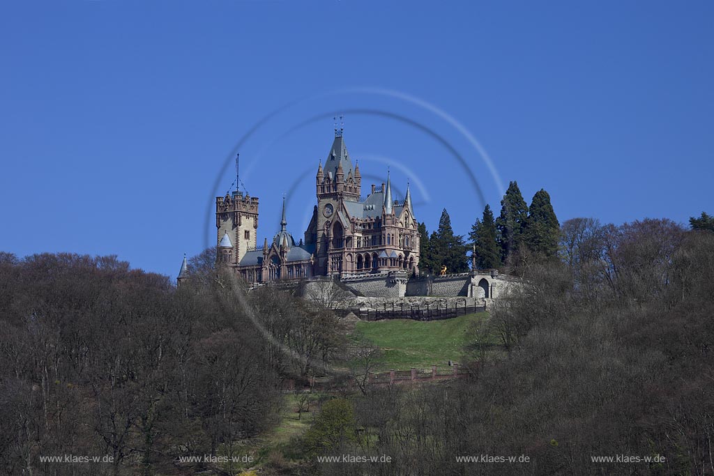 Koenigswinter Teleansicht auf die Drachenburg im Fruehling mit kahlen Baeumen; Koenigswinter telephoto view to castle Drachenburg in springtime