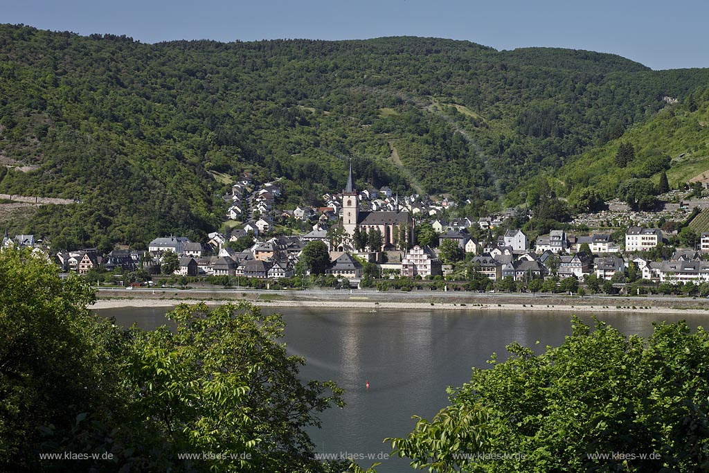 Lorch am Rhein mit Blick ueber den Rhein auf Lorch; Lorch on Rhine with view over the Rhine.