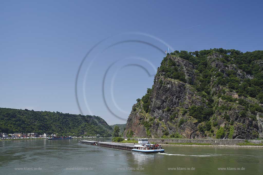 Loreley Felsen mit Rhein und Schlepper; Loreley rock with Rhine river and towboat