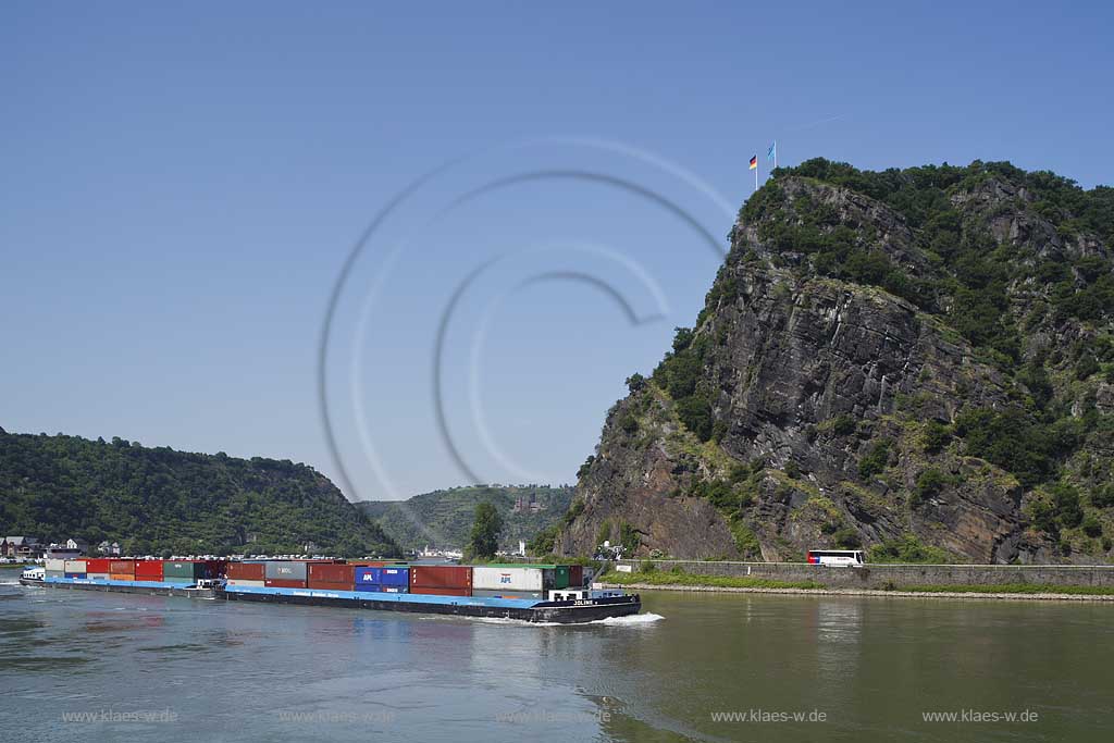 Loreley Felsen mit Rhein und Schlepper; Loreley rock with Rhine river and towboat