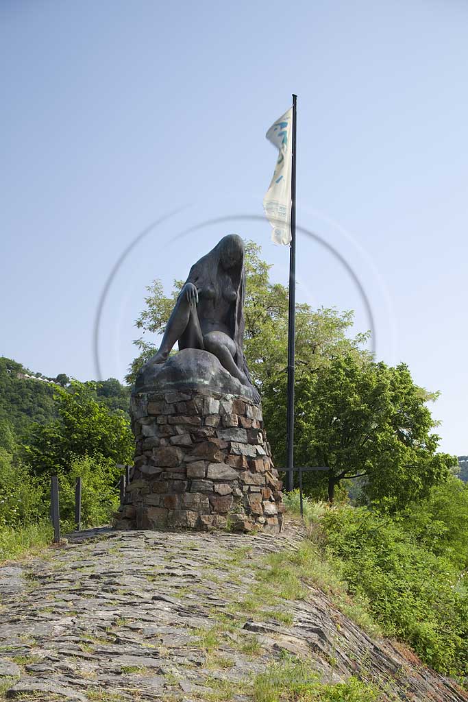 Die schwarze Loreley Statue auf der Hafenmole von Sankt Goarshausen; Loreley statue on the mole in St. Goarshausen