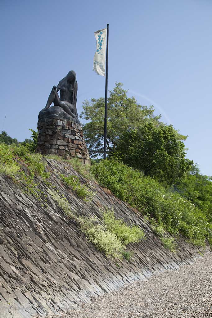 Die schwarze Loreley Statue auf der Hafenmole von Sankt Goarshausen; Loreley statue on the mole in St. Goarshausen