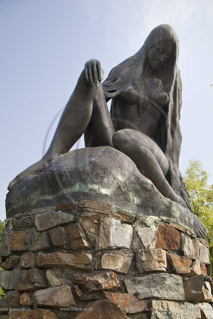 Die schwarze Loreley Statue auf der Hafenmole von Sankt Goarshausen; Loreley statue on the mole in St. Goarshausen