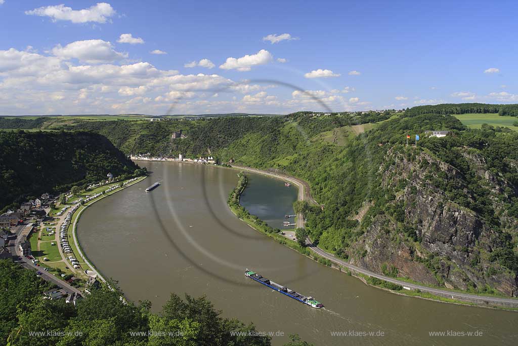 Loreleyblick bei Urbar mit Rhein und Sankt Goarshausen mit Hafen, Hafenmole und Burg Katz; View from Urbar to Loreley rock, haven and town of St. Goarshausen with caslte Katz