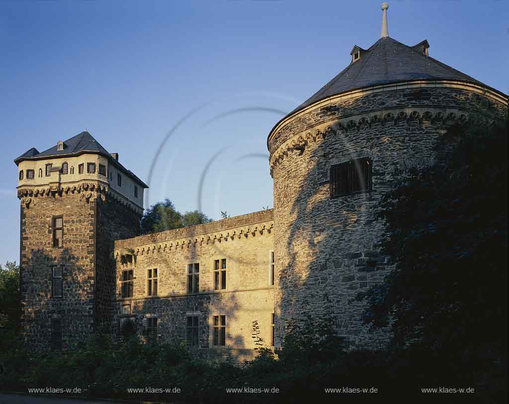 Andernach, Landkreis Mayen-Koblenz, Mittelrhein, Blick auf Burg im Abendlicht  