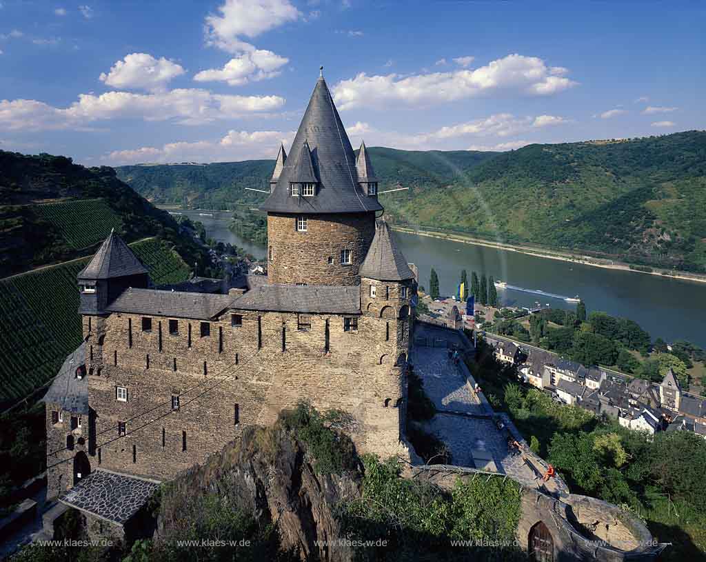 Bacharach, Landkreis Mainz-Bingen, Mittelrhein, Mittelrheintal, Rhein, Blick auf Burg Stahleck, Hhenburg, Hoehenburg, Jugendherberge, mit Sicht auf Rhein, Ort und Landschaft