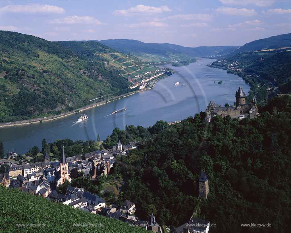 Bacharach, Landkreis Mainz-Bingen, Mittelrhein, Mittelrheintal, Rhein, Blick auf Burg Stahleck, Hhenburg, Hoehenburg, Jugendherberge, mit Sicht auf Rhein, Ort und Landschaft