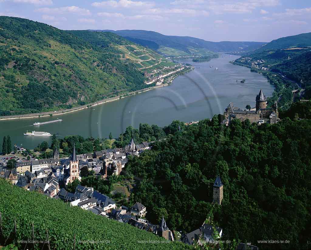 Bacharach, Landkreis Mainz-Bingen, Mittelrhein, Mittelrheintal, Rhein, Blick auf Burg Stahleck, Hhenburg, Hoehenburg, Jugendherberge, mit Sicht auf Rhein, Ort und Landschaft