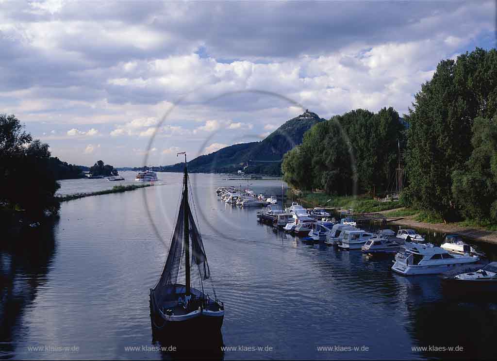 Bad Honnef, Mittelrhein, Rhein-Sieg-Kreis, Rhein, Aalschokker Aranka, Blick auf Rhein und Drachenfels, Burg Drachenfels 