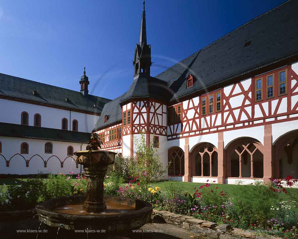 Eltville am Rhein, Rheingau-Taunus-Kreis, Rheingau, Mittelrhein, Blick auf Zisterzienser-Kloster Eberbach mit Brunnen und Blumengarten im Sommer