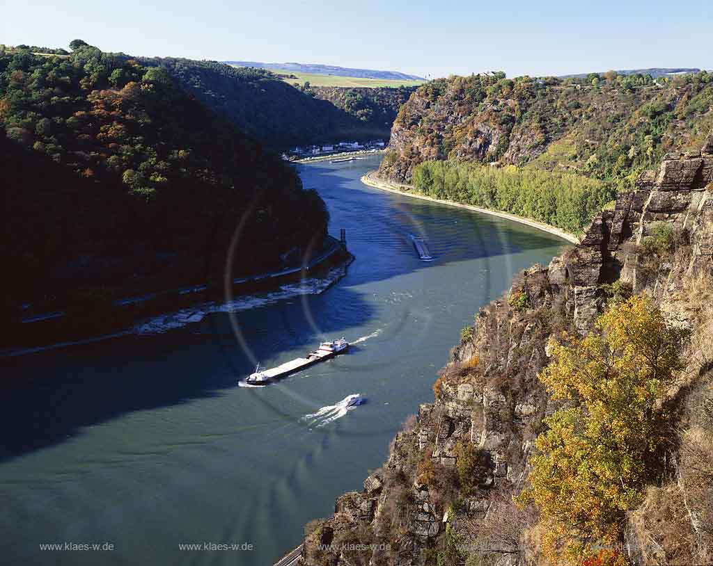 Loreley, Sankt Goarshausen, Mittelrhein, Rhein, Schieferfelsen, Blick auf Rhein und Landschaft mit Schiffen von der Loreley aus  