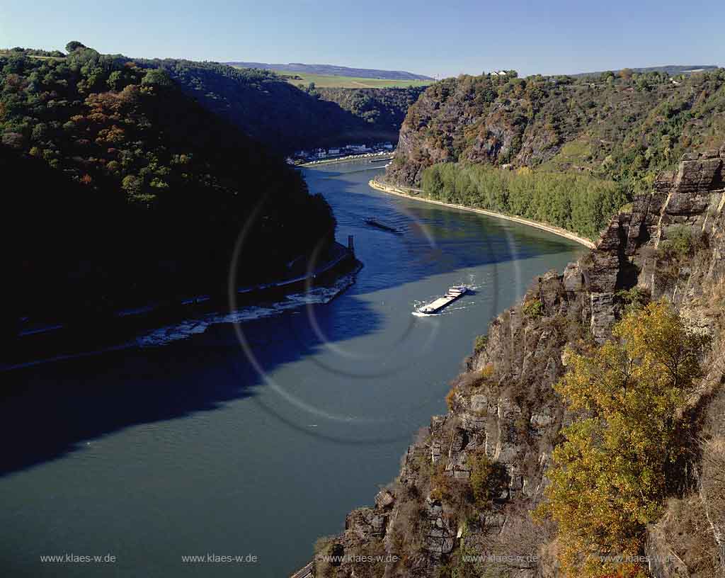 Loreley, Sankt Goarshausen, Mittelrhein, Rhein, Schieferfelsen, Blick auf Rhein und Landschaft mit Schiffen von der Loreley aus  