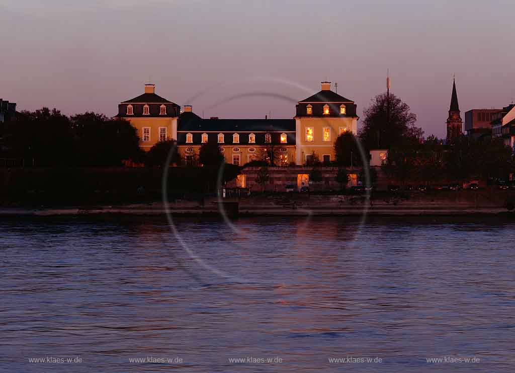 Neuwied, Rheinland-Pfalz, Mittelrhein, Landkreis Neuwied, Blick ber, ueber Rhein auf Schloss Neuwied in Abendstimmung