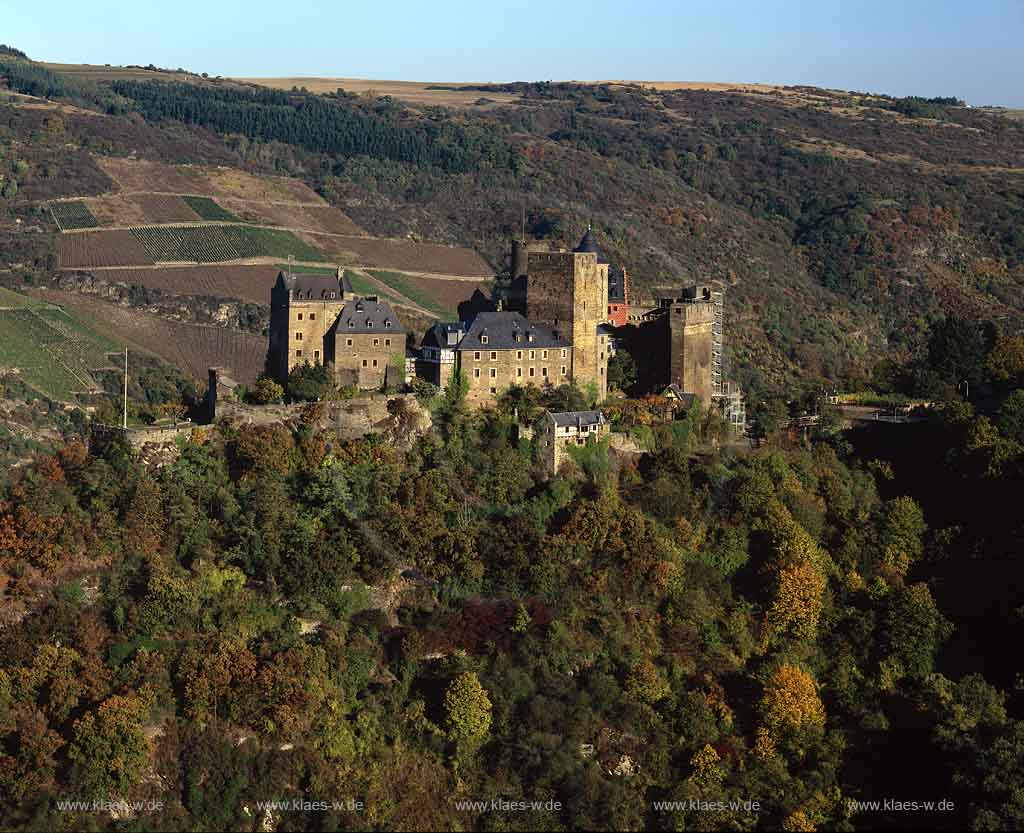 Oberwesel, Rhein-Hunsrück-Kreis, Mittelrhein, Blick auf Rheinburg, Burg Schoenburg, Schönburg in Herbstlandschaft 