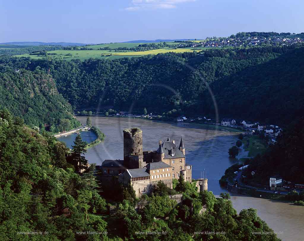 St. Goarshausen, Rhein-Lahn-Kreis, Loreley, Mittelrhein, Blick auf Burg Katz mit Rhein, Ort, Loreley Fels und Landschaft