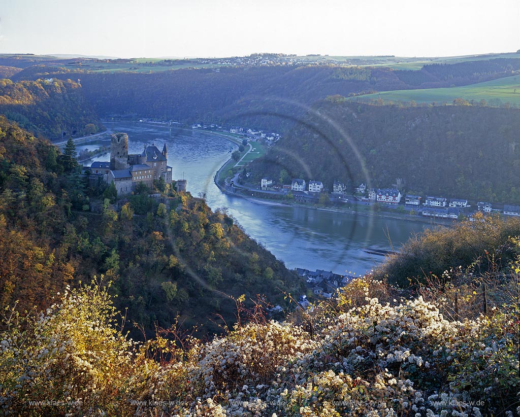 St. Goarshausen, Rhein-Lahn-Kreis, Loreley, Mittelrhein, Blick auf Burg Katz mit Rhein, Ort und Landschaft, Rheintal in Herbstlandschaft 