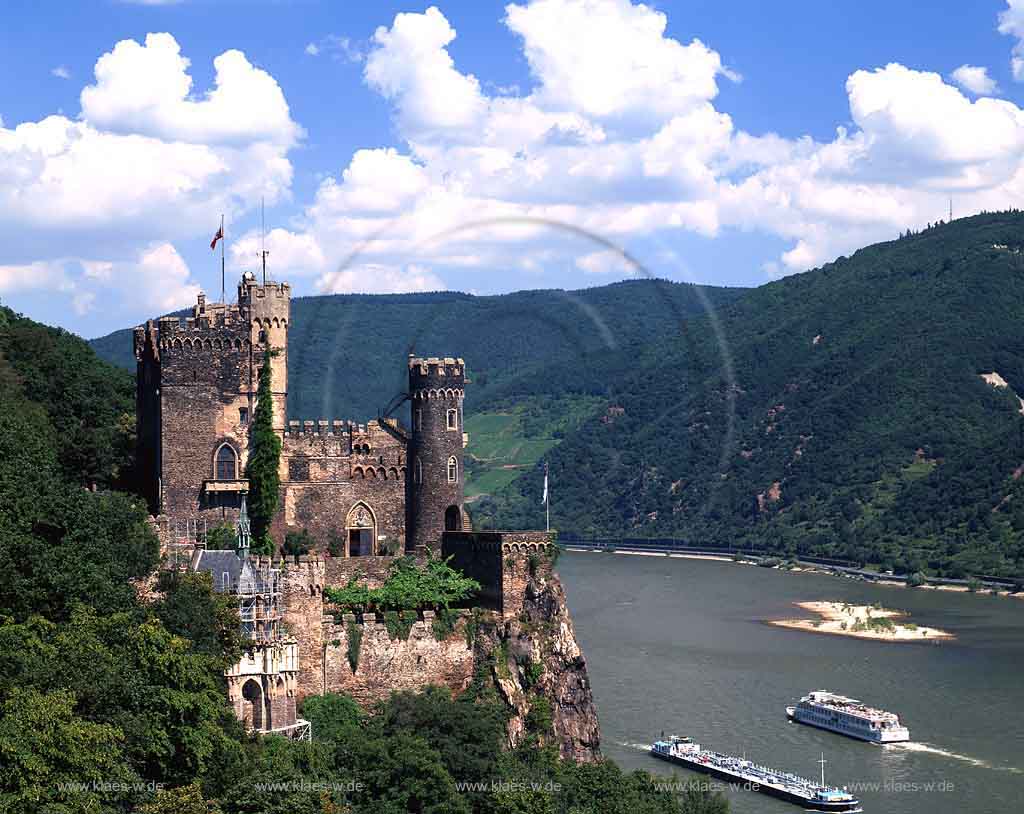 Trechtingshausen, Landkreis Mainz-Bingen, Mittelrhein, Blick auf Burg Rheinstein, Rhein mit Schiffen und Landschaft