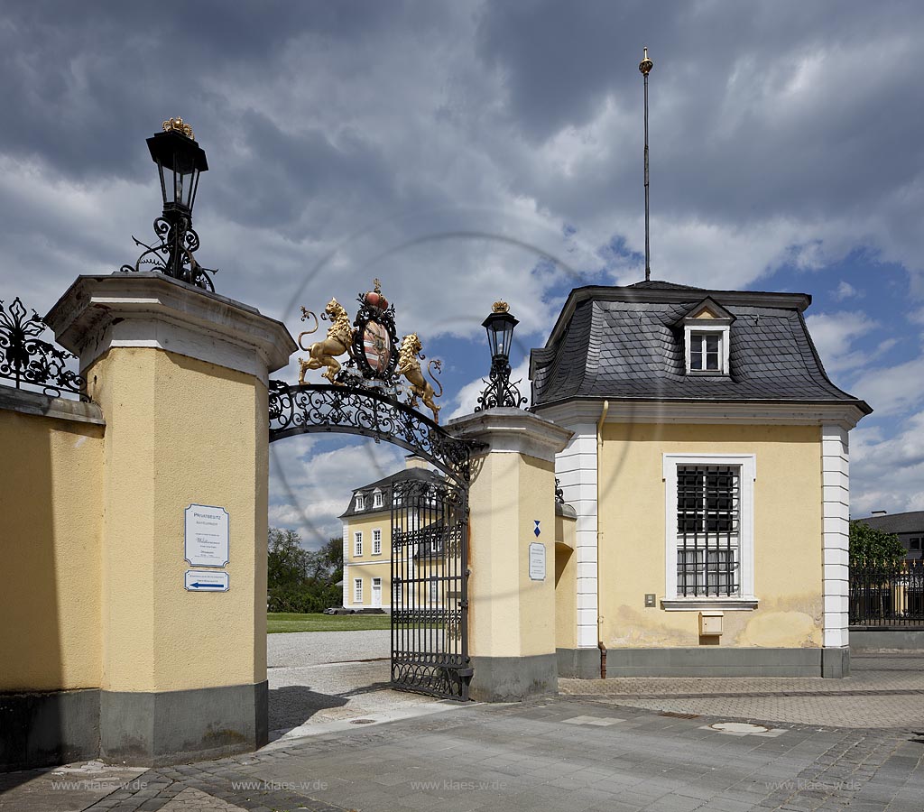 Neuwied, Schloss, das Wappen der Grafen zu Wied prangt ber der Toreinfahrt zum Schloss; Neuwied, castle, the coat of arms shines forth over the entrance gate