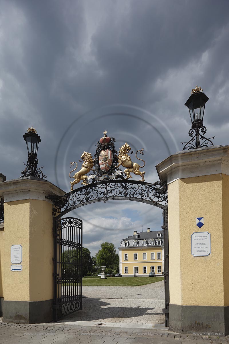 Neuwied, Schloss, das Wappen der Grafen zu Wied prangt über der Toreinfahrt zum Schloss; Neuwied, castle, the coat of arms shines forth over the entrance gate