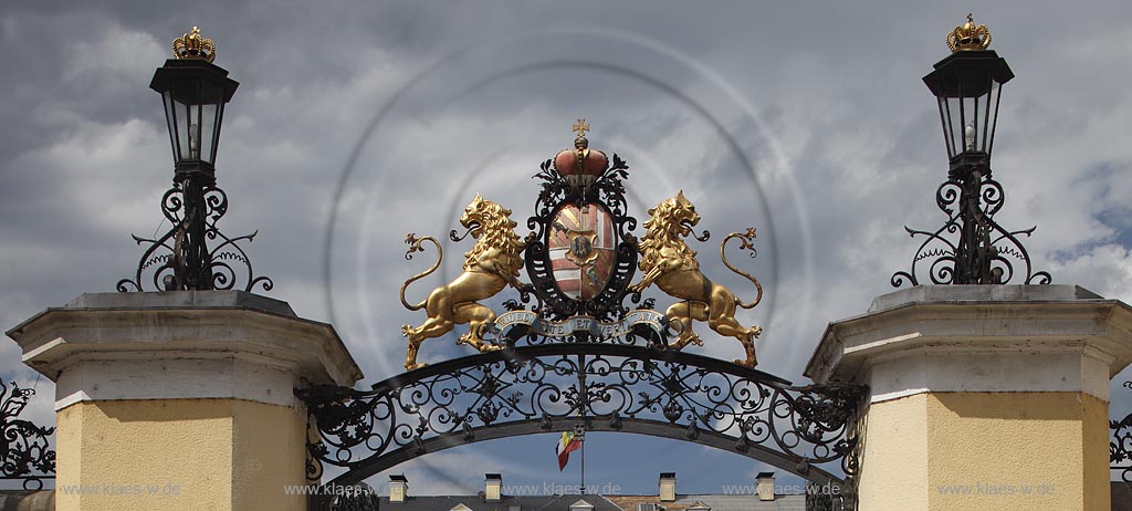 Neuwied, Schloss, das Wappen der Grafen zu Wied prangt ber der Toreinfahrt zum Schloss;  Neuwied, castle, the coat of arms shines forth over the entrance gate