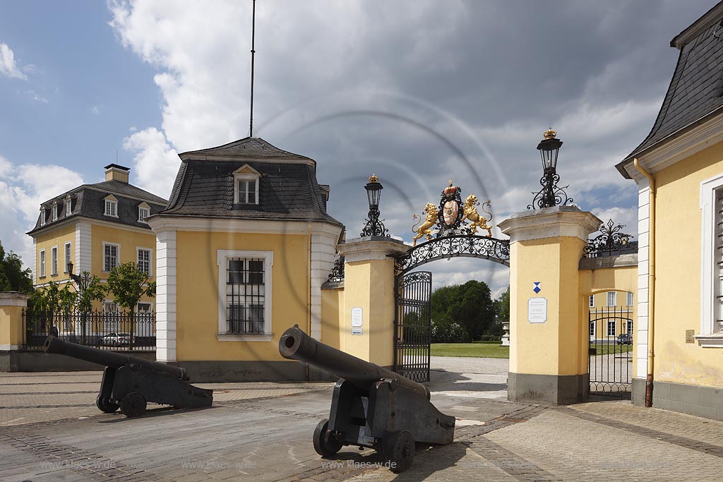 Neuwied, Schloss, das Wappen der Grafen zu Wied prangt ber der Toreinfahrt zum Schloss;  Neuwied, castle, the coat of arms shines forth over the entrance gate