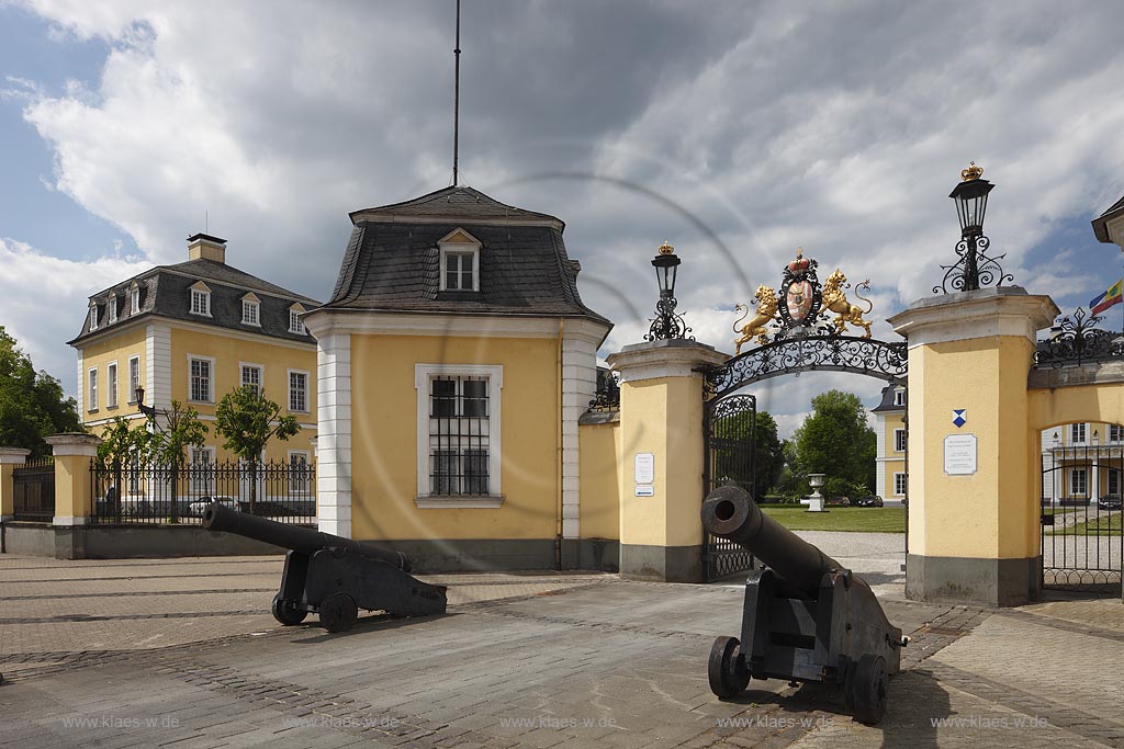 Neuwied, Schloss, das Wappen der Grafen zu Wied prangt ber der Toreinfahrt zum Schloss;  Neuwied, castle, the coat of arms shines forth over the entrance gate