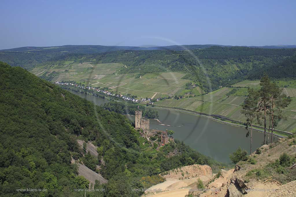 Niederheimbach Blick ueber den Steinbruch des  Hartsteinwerk Sooneck GmbH auf Burg Sooneck und den Rhein mit der Ortschaft Lorch am Rhein im Hintergrund; View over stone quarry Sooneck to castle Sooneck and Rhine River and the village Loch at rhine in the background