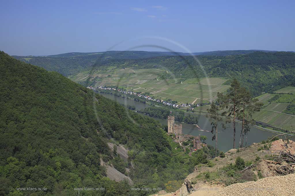 Niederheimbach Blick ueber den Steinbruch des  Hartsteinwerk Sooneck GmbH auf Burg Sooneck und den Rhein mit der Ortschaft Lorch am Rhein im Hintergrund; View over stone quarry Sooneck to castle Sooneck and Rhine River and the village Loch at rhine in the background