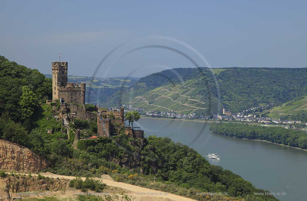 Niederheimbach Blick ueber den Steinbruch des  Hartsteinwerk Sooneck GmbH auf Burg Sooneck und den Rhein mit der Ortschaft Lorch am Rhein im Hintergrund; View over stone quarry Sooneck to castle Sooneck and Rhine River and the village Loch at rhine in the background