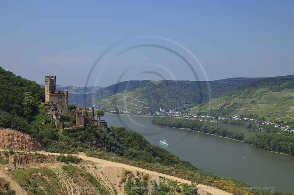 Niederheimbach Blick ueber den Steinbruch des  Hartsteinwerk Sooneck GmbH auf Burg Sooneck und den Rhein mit der Ortschaft Lorch am Rhein im Hintergrund; View over stone quarry Sooneck to castle Sooneck and Rhine River and the village Loch at rhine in the background