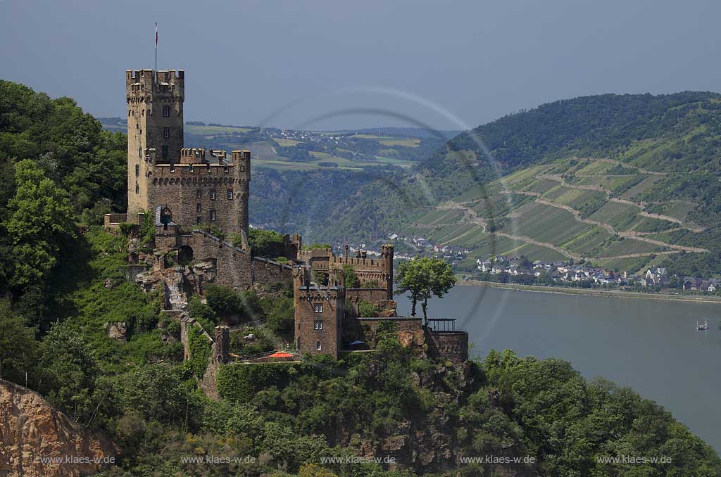 Niederheimbach Blick auf Burg Sooneck und den Rhein mit der Ortschaft Lorch am Rhein im Hintergrund; View to castle Sooneck and Rhine River and the village Loch at rhine in the background