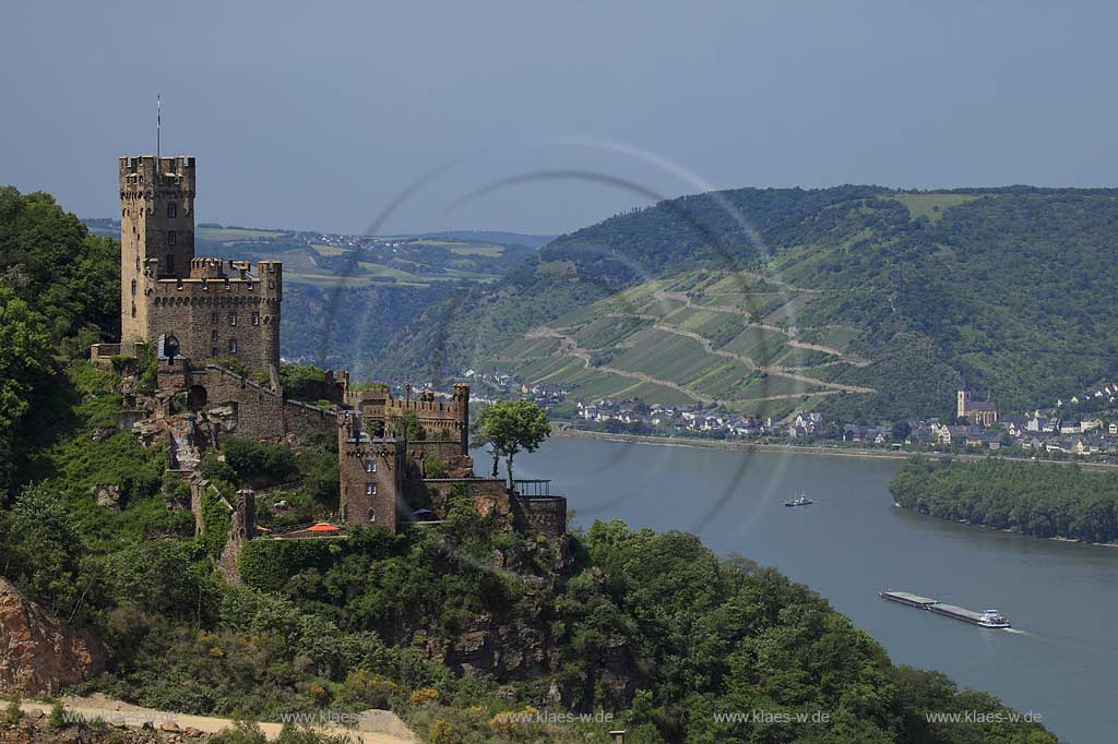 Niederheimbach Blick auf Burg Sooneck und den Rhein mit der Ortschaft Lorch am Rhein im Hintergrund; View to castle Sooneck and Rhine River and the village Loch at rhine in the background