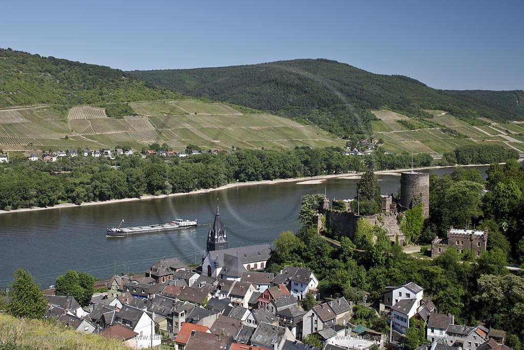 Niederheimbach, Blick auf den Ort mit der Heimburg, auch Burg Hohneck, seltener Burg Hoheneck genannt, und den Rhein; Heimbach, view to town with Rhine and castle Heimburg.