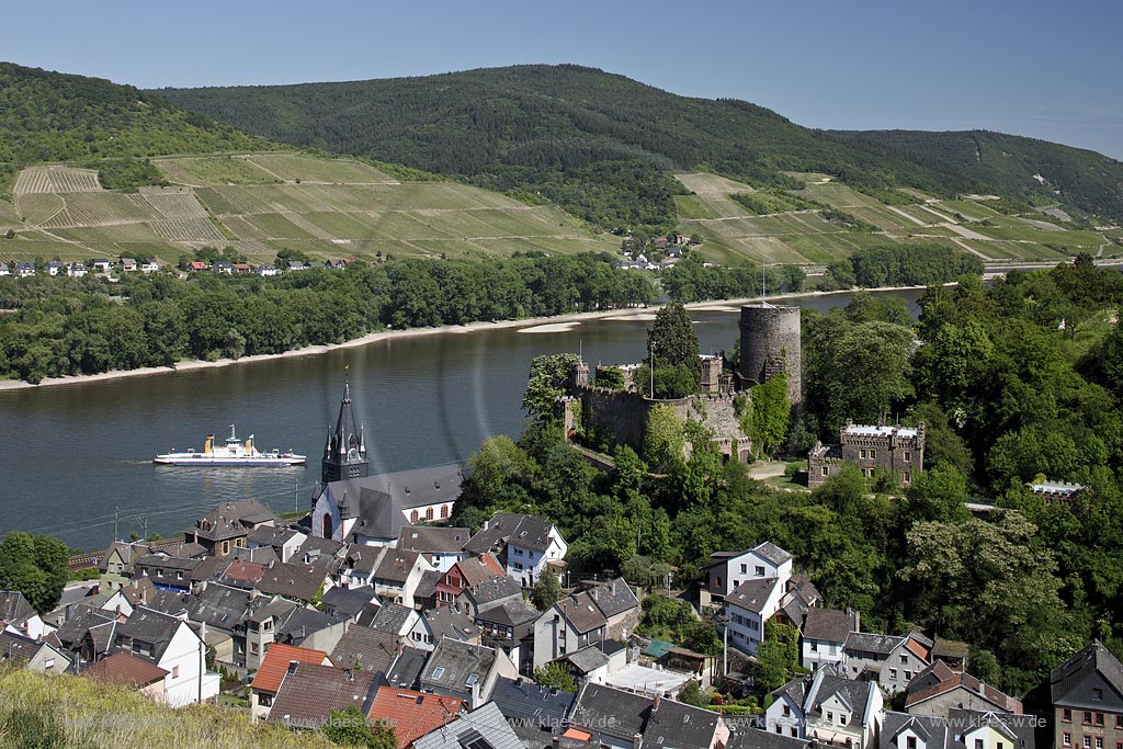 Niederheimbach, Blick auf den Ort mit der Heimburg, auch Burg Hohneck, seltener Burg Hoheneck genannt, und den Rhein; Heimbach, view to town with Rhine and castle Heimburg.