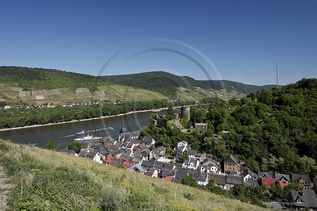 Niederheimbach, Blick auf den Ort mit der Heimburg, auch Burg Hohneck, seltener Burg Hoheneck genannt, und den Rhein; Heimbach, view to town with Rhine and castle Heimburg.