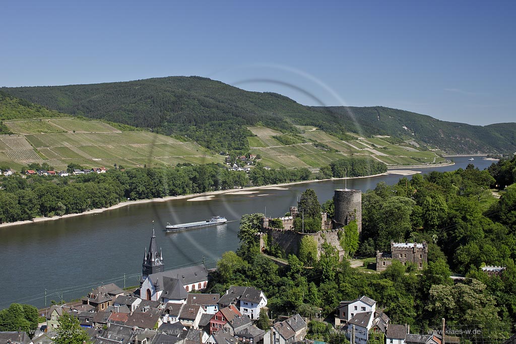 Niederheimbach, Blick auf den Ort mit der Heimburg, auch Burg Hohneck, seltener Burg Hoheneck genannt, und den Rhein; Heimbach, view to town with Rhine and castle Heimburg.